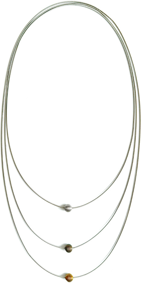 Collier »Planet lang« aus Edelstahl mit drei unterschiedlich farbigen Perlen, die an einer dreischichtigen Halskette hängen. Die Perlen sind in Silber, Weiß, Gold und Braun gestaltet und vermitteln einen minimalistischen und eleganten Stil.