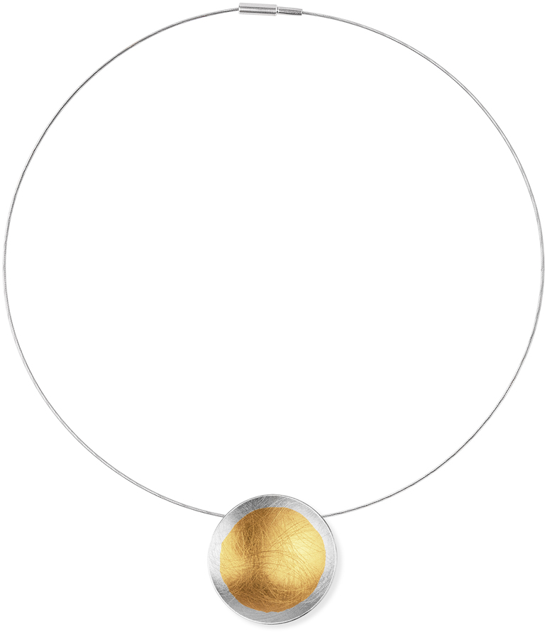 Goldener runder Anhänger an einer silbernen Halskette.