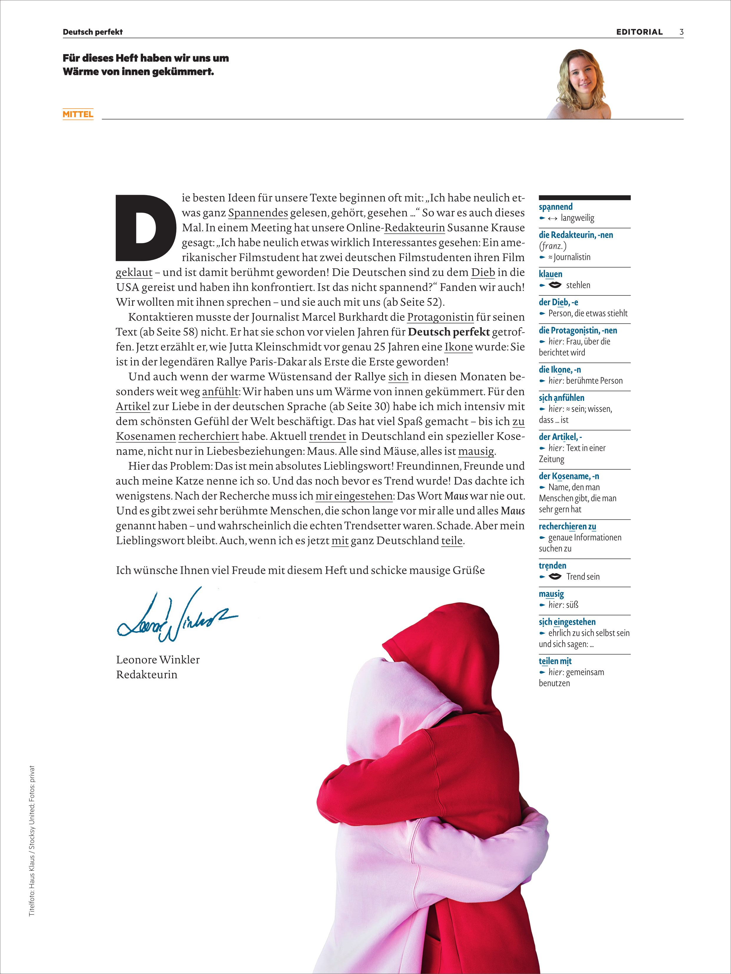 Eine Magazinseite mit Editorialtext und einer Liste von Begriffserklärungen am rechten Rand. Unten im Bild umarmen sich zwei Personen, beide in Kapuzenpullis – eine in Rot, eine in Rosa. Der Hintergrund ist komplett weiß. Oben steht ein kurzes Zitat, darunter folgt ein mehrspaltiger Fließtext mit Unterschrift der Redaktion.