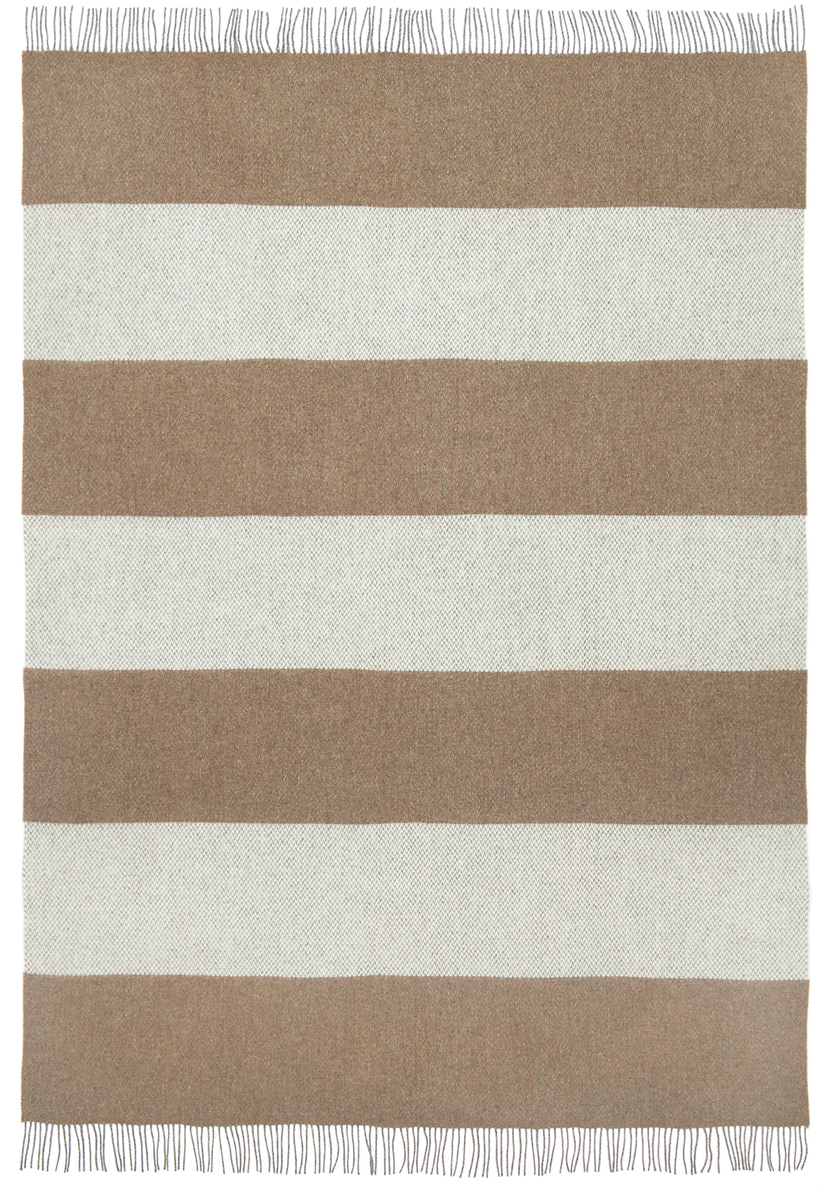 Die Abbildung zeigt eine gestreifte Merinodecke namens „Johann“ mit breiten horizontalen Streifen in Braun und Beige sowie kurzen Fransen an den beiden schmalen Seiten. Die Decke wirkt weich, hochwertig und eignet sich als Wohnaccessoire für Sofa oder Bett.