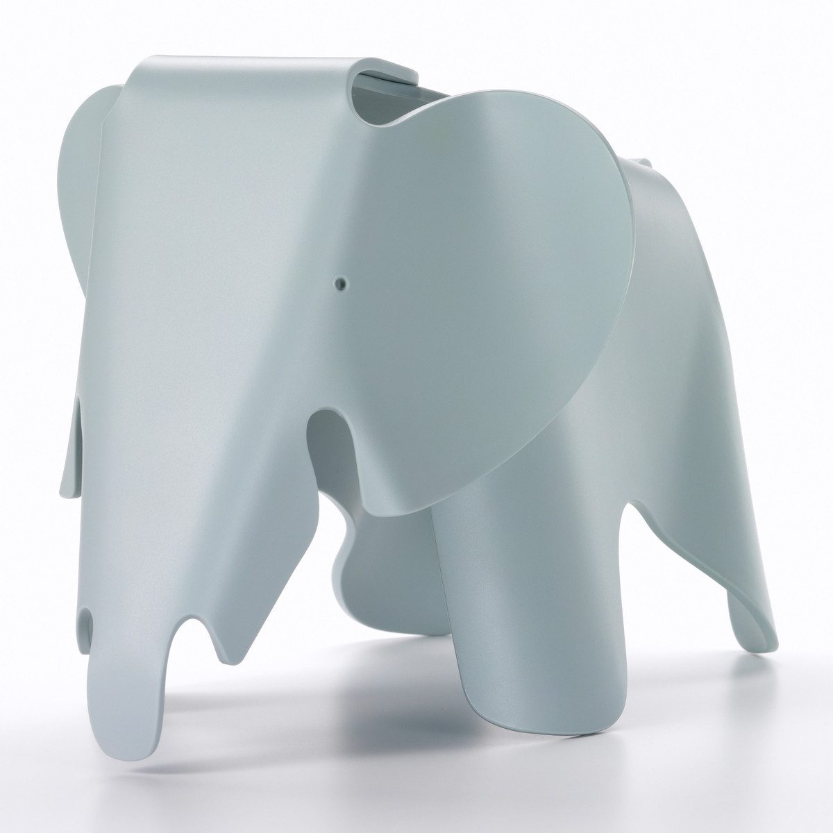 Der Kinderhocker ›Eames Elephant‹ ist ein elefantenförmiger Hocker aus hellblauem Kunststoff, der sich perfekt für das Kinderzimmer eignet.