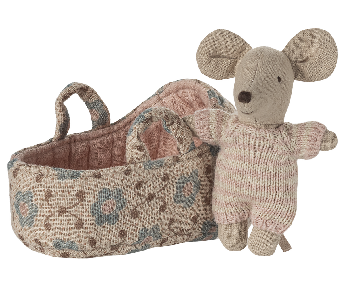 Kuschelige kleine Stoffmaus in zart rosafarbenem Strickanzug steht neben einer passenden gepolsterten Tragetasche mit Blumenmuster in Rosa und Hellblau. Das Spielzeug eignet sich ideal als Geschenk für Babys oder Kleinkinder.