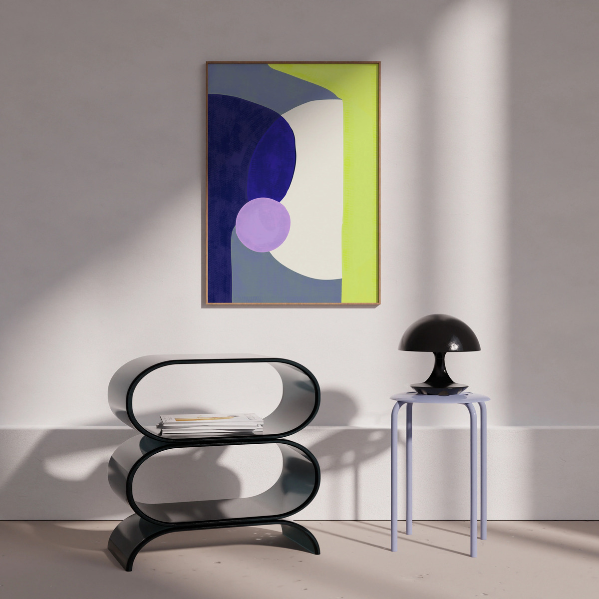 Gerahmtes, abstraktes Leinwandbild mit geometrischen Formen in Lila-, Blau-, Weiß- und Grüntönen hängt an einer hellen Wand; darunter stehen ein modernes, schwarzes Regal mit ovalen Formen sowie ein kleiner Tisch mit schwarzer Lampe. Sonnenlicht fällt durch das Fenster auf die Szene, die minimalistisch und modern eingerichtet ist.