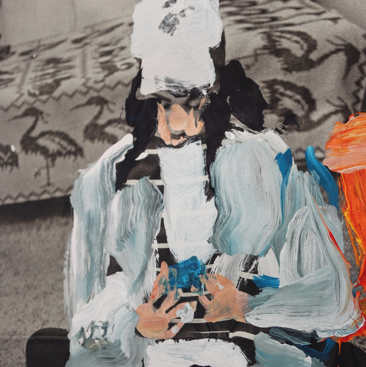 Ein modernes Kunstwerk von Erik Schmidt aus der ZEIT-Sonderedition »Audrey, 2024«. Das Bild zeigt eine abstrakte, farbenfrohe Darstellung einer Person in einer sitzenden Position, mit dominierenden Farben in Schwarz, Weiß, Grau, Blau, Orange und Gelb.