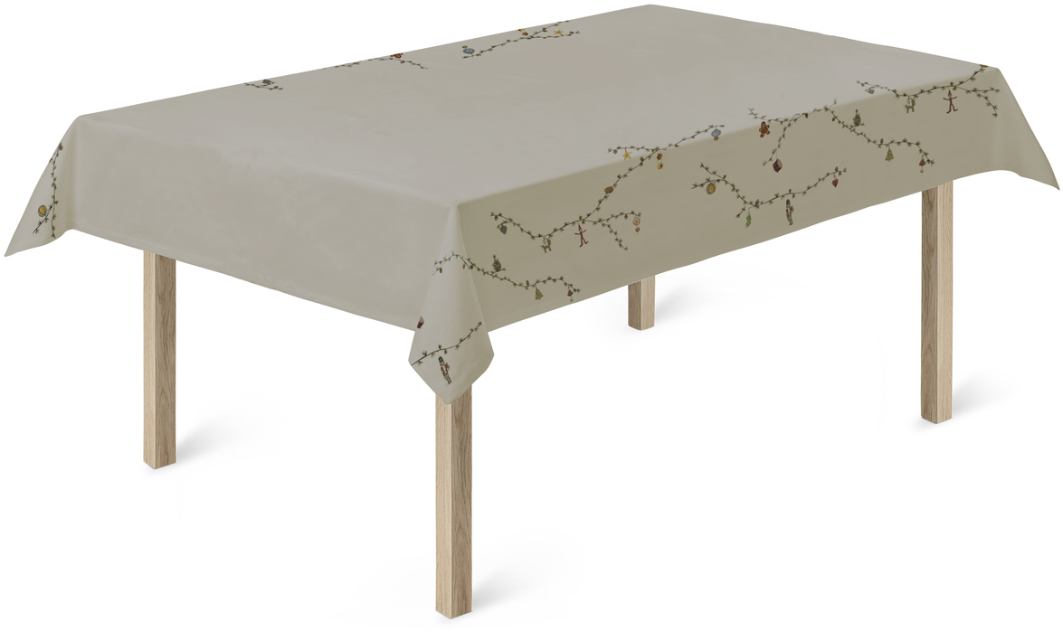Beigefarbene Tischdecke »Hammershøi« mit feinen, botanischen Stickereien in warmen Naturtönen, ausgebreitet auf einem rechteckigen Tisch mit Holzbeinen, geeignet für moderne und gemütliche Essbereiche.