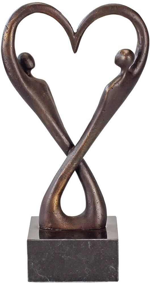 Eine moderne Bronze-Skulptur in Herzform, die ein Liebespaar darstellt. Die Figuren sind abstrakt gestaltet und stehen auf einem quadratischen Sockel.