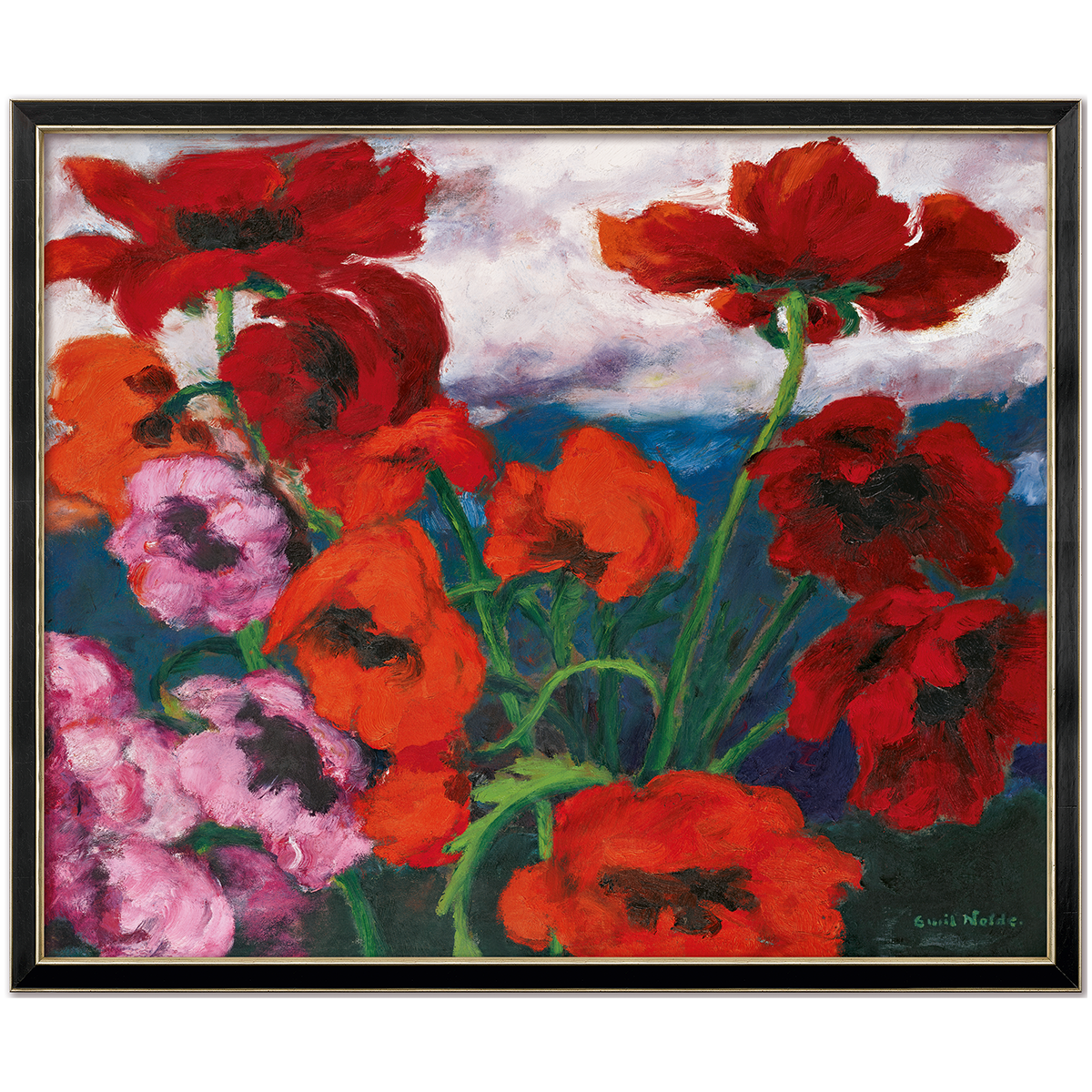 Das Bild zeigt einen farbintensiven Kunstdruck von Emil Nolde mit dem Titel „Großer Mohn (Rot, Rot, Rot)“. Überwiegend leuchtend rote und orangefarbene Mohnblumen mit einigen rosa Blüten und grünen Stängeln vor blauem Hintergrund und dramatisch bewölktem Himmel. Das Werk ist gerahmt.