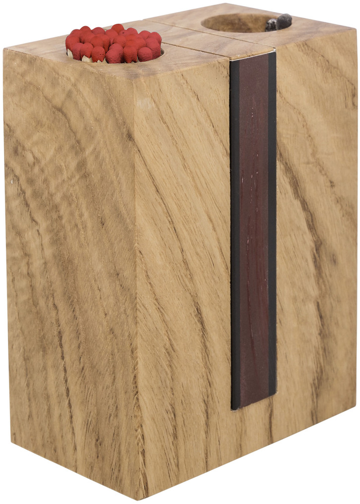 Holzbox mit eingebauten Streichhölzern und schwarzem Streifen, genannt »Schwarzwaldfeuer«, dient als Kaminanzünder. Enthält rote Streichhölzer und hat ein rustikales, natürliches Design.