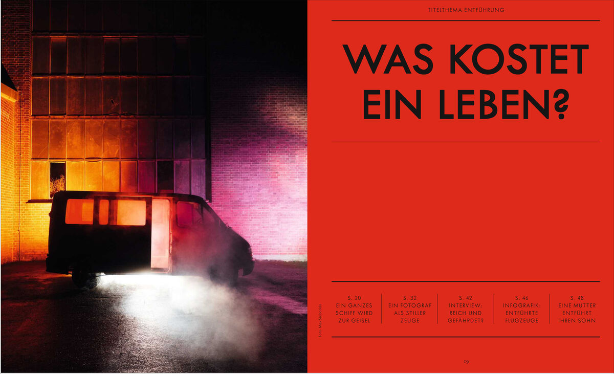 Ein Magazincover von ZEIT Verbrechen. Links eine dunkle, nebelige Szenerie mit einem beleuchteten Fahrzeug. Rechts die Titelüberschrift 'Was kostet ein Leben?' in großen roten Buchstaben auf einem orangen Hintergrund.