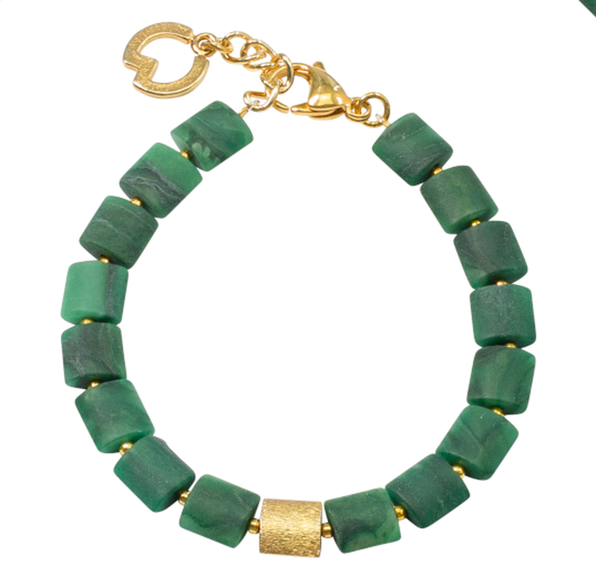 Ein elegantes Schmuckset von Petra Waszak, bestehend aus einer Halskette, einem Armband und Ohrringen. Die Schmuckstücke sind aus grünen Perlen mit goldenen Elementen gefertigt.