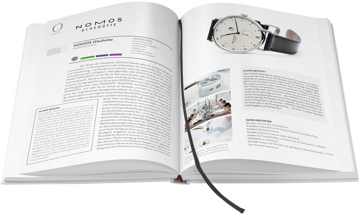Offenes Buch mit dem Titel 'Deutscher Manufakturenführer', Aufschlag zeigt eine Seite über die Uhrenmarke NOMOS Glashütte mit Bildern und Text.
