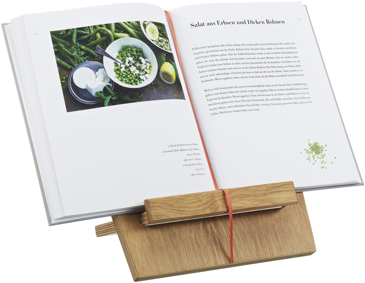 Buchständer aus Holz, der ein Kochbuch mit einem Rezept für Salat aus Feta und dicken Bohnen hält.