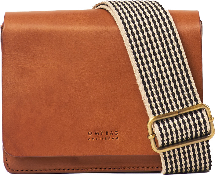 Eine kleine braune Ledertasche mit einem gestreiften Schulterriemen in Schwarz und Weiß und einer goldenen Schnalle. Die Tasche hat einen eleganten und klassischen Stil und ist ideal für den täglichen Gebrauch oder besondere Anlässe.