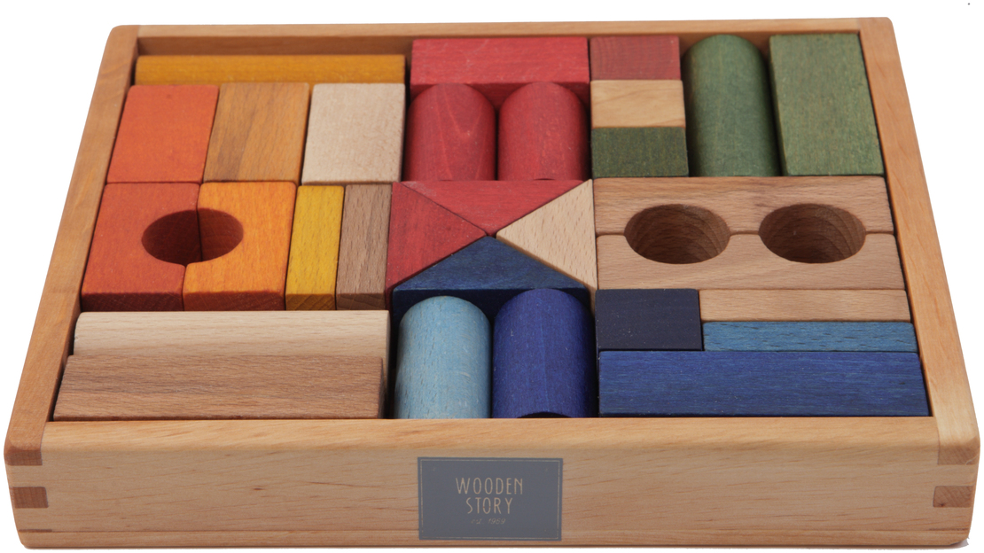 Ein Set aus 30 Holzbausteinen in verschiedenen Formen und Farben, die in einem Holzrahmen angeordnet sind. Die Bausteine sind in Rot-, Blau-, Grün-, Gelb-, und Orangetönen bemalt und einige zeigen die natürliche Holzfarbe.