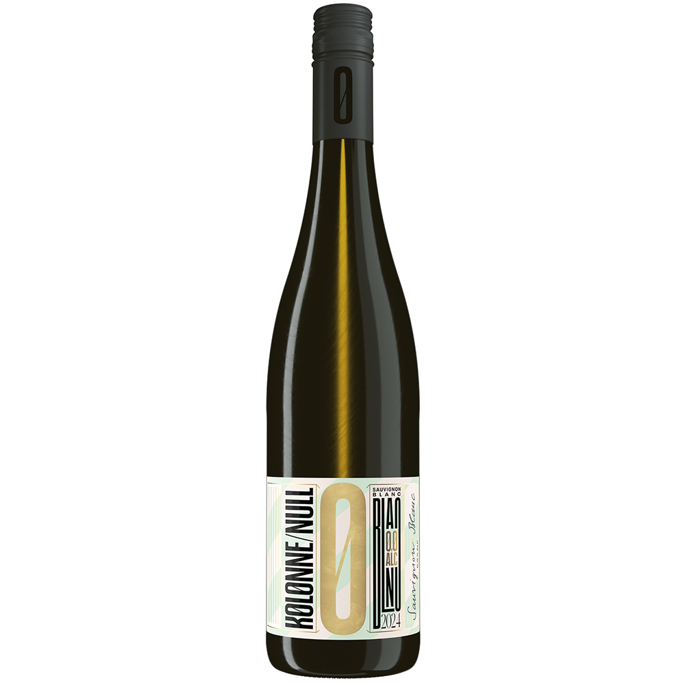 Eine einzelne, moderne Flasche alkoholfreier Weißwein der ZEIT-Selektion »Try Dry«, stehend vor weißem Hintergrund. Die Flasche verfügt über ein stilvolles Etikett mit goldenen und grünen Akzenten und einem Schraubverschluss.