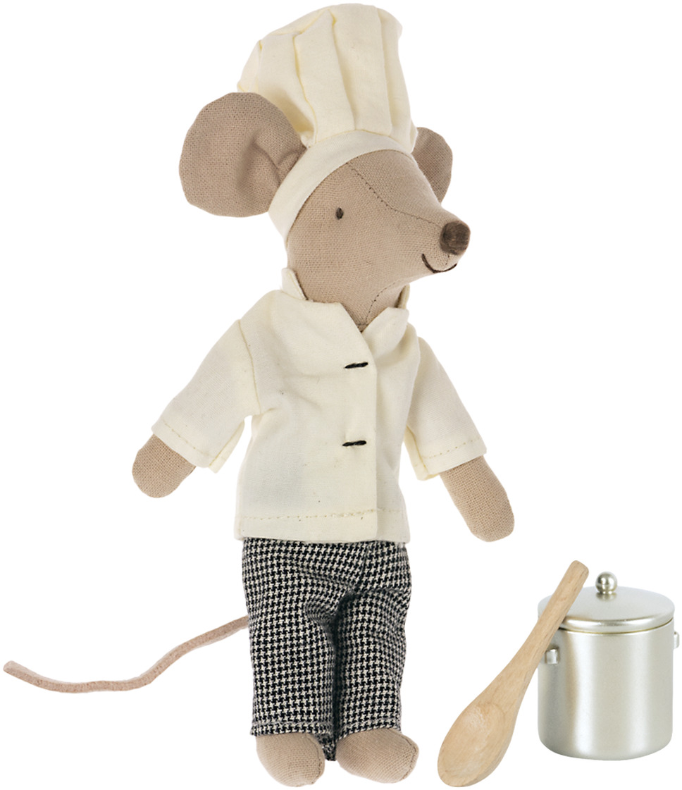 Stoffmaus als Koch mit weißer Mütze und Jacke, trägt karierte Hose, steht neben silbernem Suppentopf mit Deckel und Holzlöffel auf weißem Hintergrund.