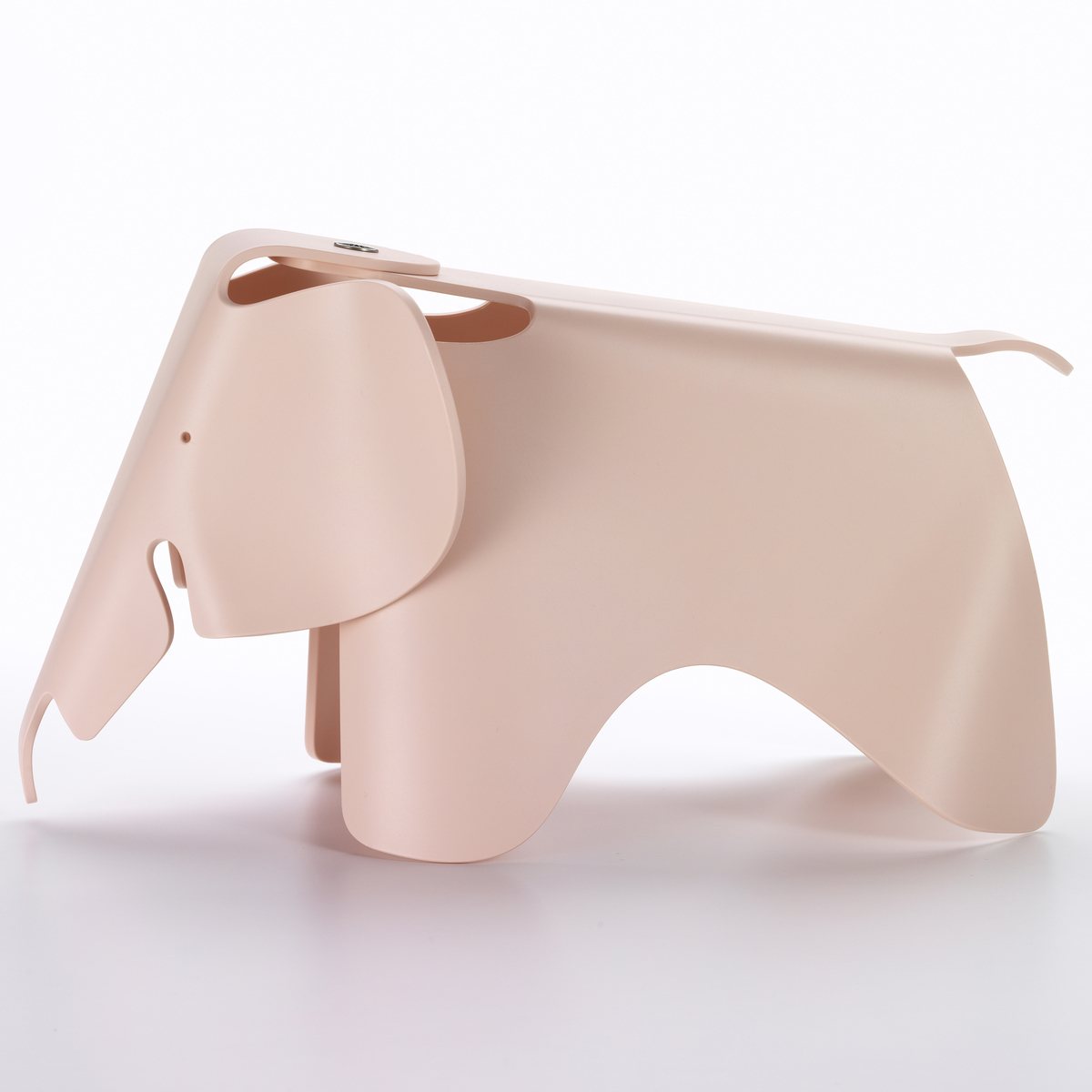 Ein Kinderhocker in Form eines Elefanten designt nach dem Modell 'Eames Elephant', gezeigt in einer hellrosa/beige Farbe auf einem weißen Hintergrund. Der Hocker zeigt ein verspieltes, modernes Design, das sowohl als Möbelstück als auch als Spielzeug für Kinder geeignet ist.
