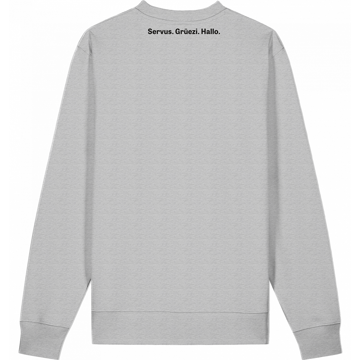 Hellgrauer Unisex-Sweater mit schwarzem Aufdruck 'Servus. Grüezi. Hallo.' im Nackenbereich auf der Rückseite; das schlichte und moderne Kleidungsstück verbindet deutsche, österreichische und schweizerische Begrüßungsformeln zu einem minimalistischen Statement-Design.