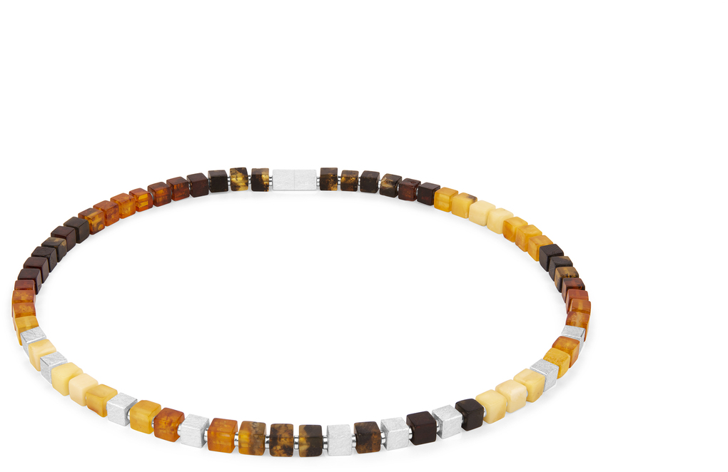 Die Collier »Bernsteinwürfel« ist eine elegante Halskette aus würfelförmigen Bernsteinen in verschiedenen Braun-, Gelb-, Weiß- und Schwarztönen, handgefertigt und zeitlos im Design.