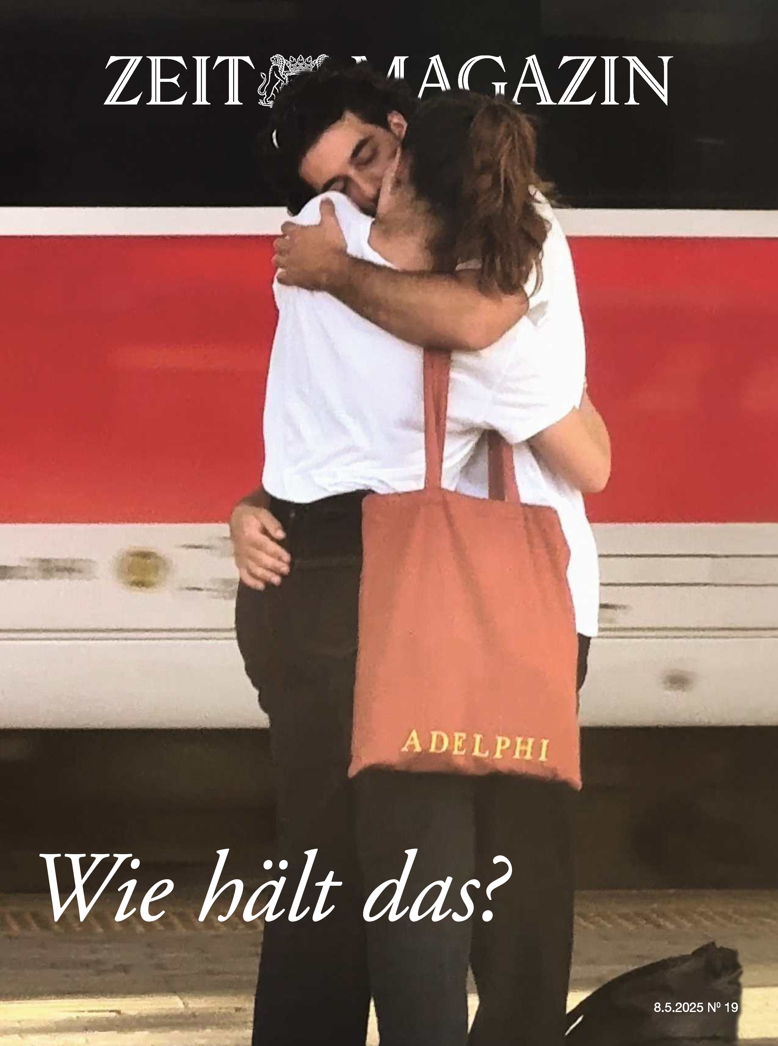Titelbild des ZEIT Magazins 19/2025 mit einem umarmenden Paar vor einem roten Zug, darüber der Text 'Wie hält das?'.