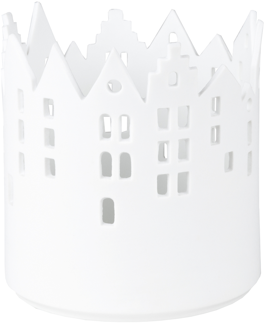 Ein weißes Windlicht aus Keramik mit Aussparungen, die wie Gebäude mit Fenstern und Türen geformt sind. Die Oberkante erinnert an eine Stadtsilhouette mit verschiedenen Dachformen.
