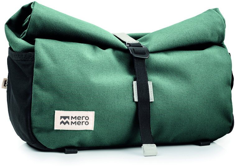 Eine grüne und schwarze Lenkertasche namens »Piha« von MeroMero. Die Tasche ist aus wasserdichtem Material gefertigt und hat eine praktische Form, die sich perfekt für Outdoor-Aktivitäten wie Radfahren oder Pendeln eignet.