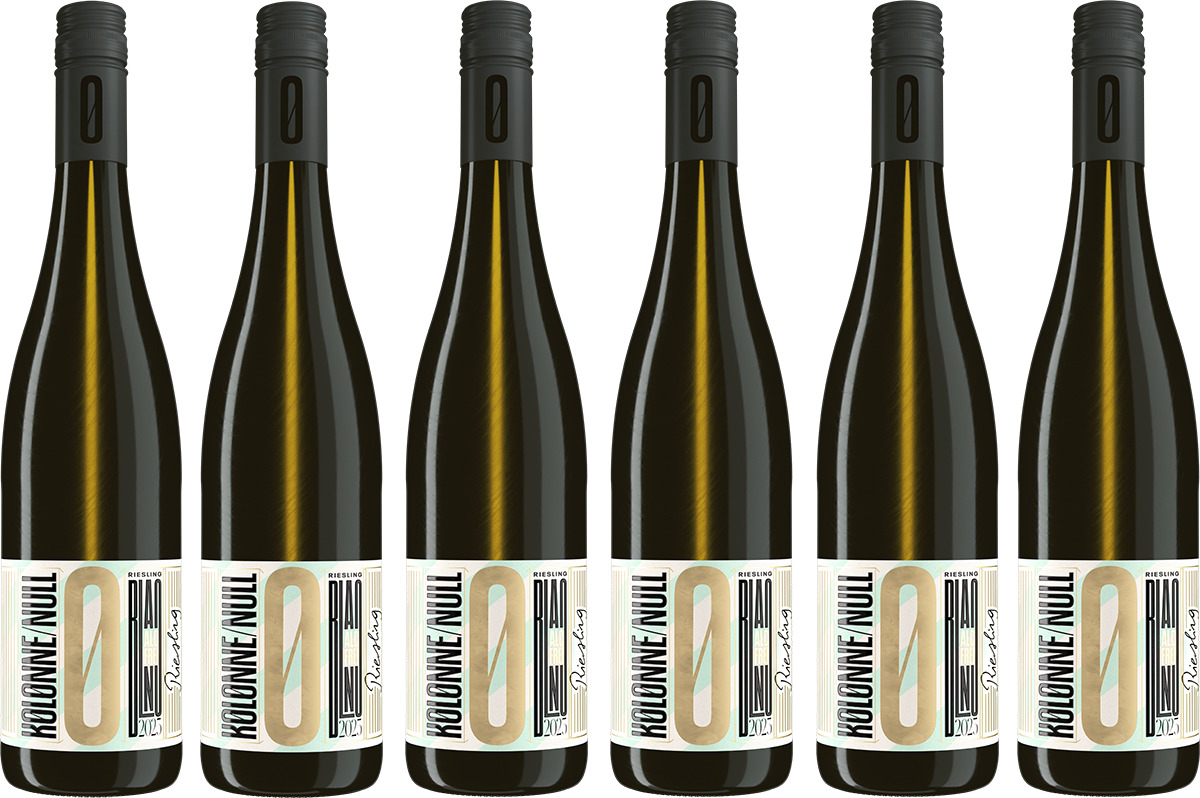 Eine Abbildung von sechs Flaschen alkoholfreiem Riesling 2023 in einem 6er Set. Die Flaschen haben grüne und goldene Etiketten mit schwarzem Schriftzug, stehen nebeneinander und sind gerade ausgerichtet.