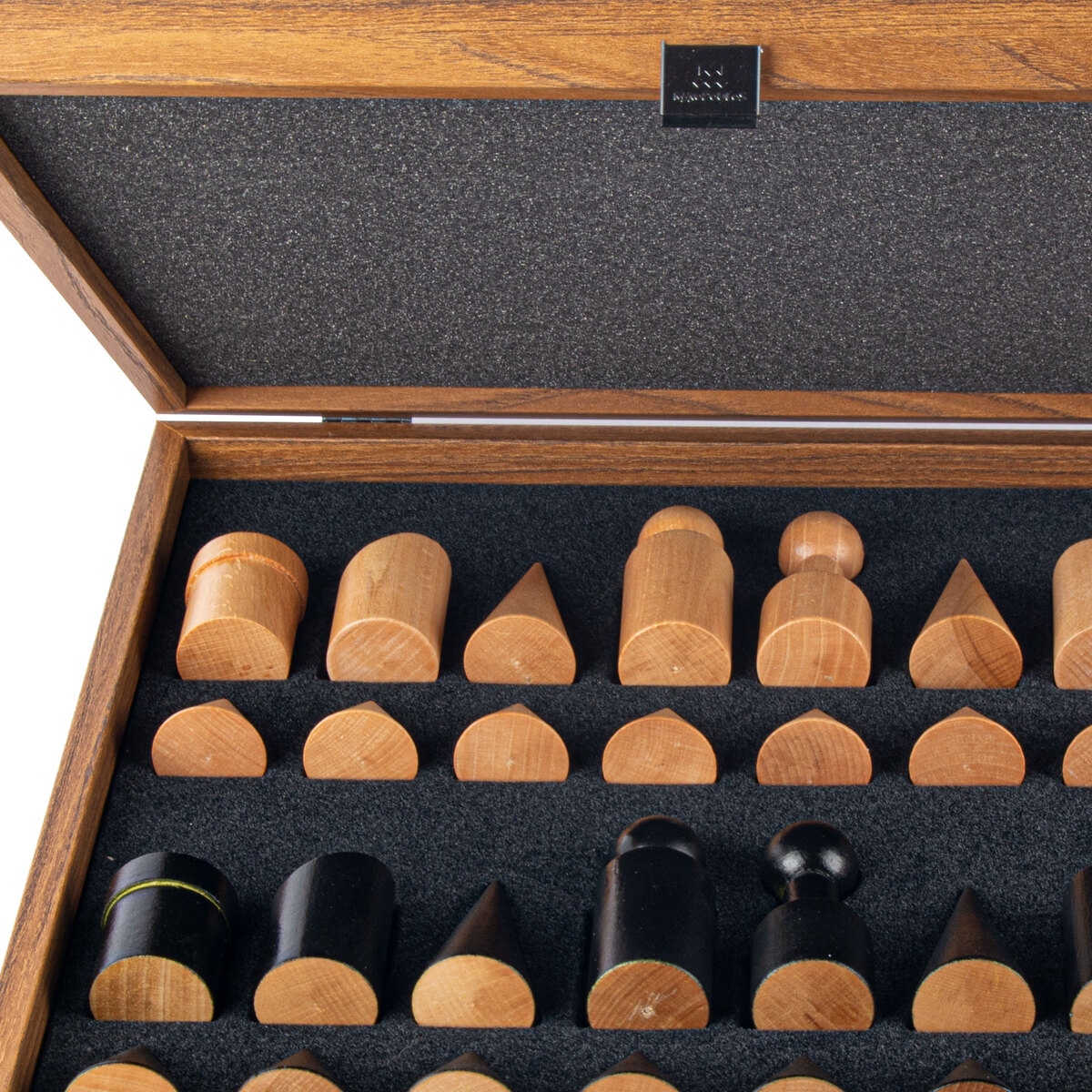 Schachspiel im Bauhaus-Stil mit schwarz-weißen minimalistischen Schachfiguren, präsentiert in einer hölzernen Box. Das Design zeichnet sich durch klare Linien und einfache geometrische Formen aus.