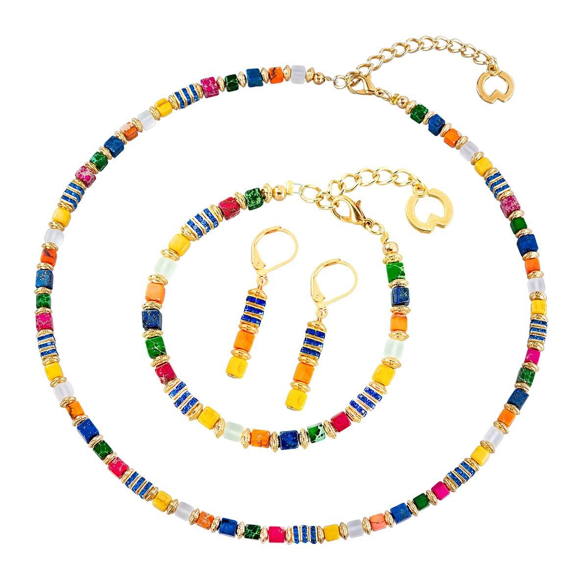 Ein Schmuckset bestehend aus einer Halskette, einem Armband und einem Paar Ohrringe, inspiriert von Franz Marc. Das Set ist bunt und besteht aus kleinen Perlen in Gold, Blau, Grün, Gelb, Rot, Pink und Weiß, die kunstvoll angeordnet sind.