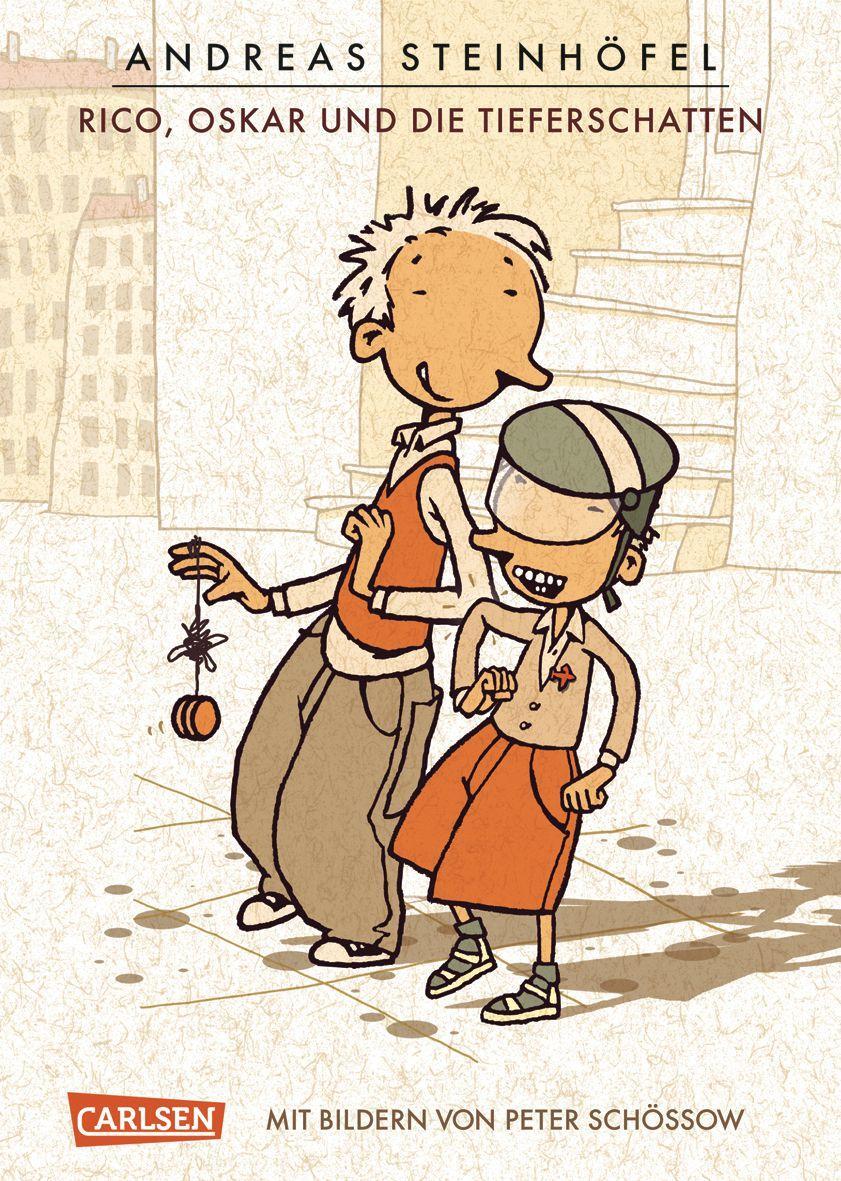 Illustration von zwei Jungen aus dem Buch 'Rico, Oskar und die Tieferschatten'. Die Jungen laufen lachend durch eine städtische Gegend, einer mit einer Baskenmütze, einem orangen Schal und einer kurzen Hose, der andere mit einem grünen Hut und einer orange-weißen Kleidung. Buchcover von Andreas Steinhöfel, illustriert von Peter Schössow und veröffentlicht von Carlsen Verlag.
