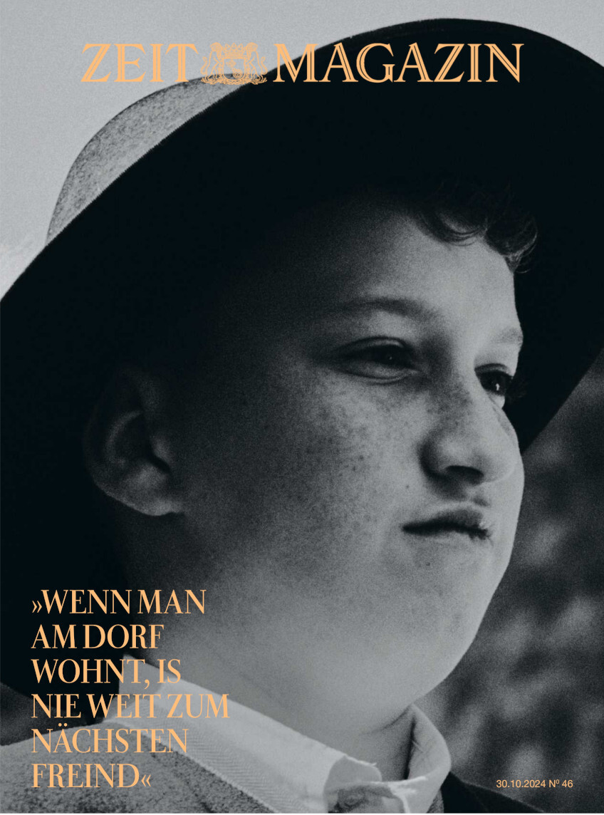 Cover der Zeitschrift DIE ZEIT 46/2024 mit dem Bild eines Jungen mit Hut. Das Titelthema ist 'Wenn man am Dorf wohnt, ist nie weit zum nächsten Freund.'