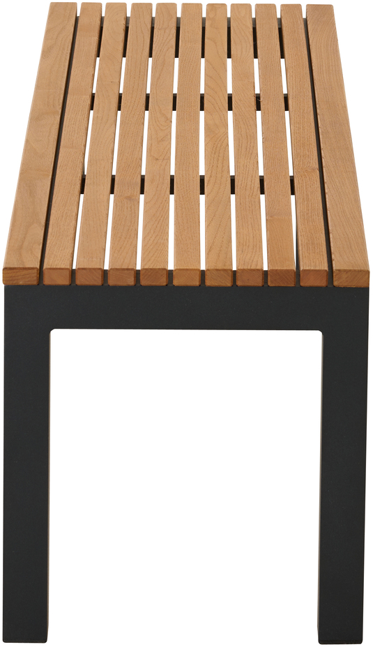 Holzbank mit Sitzfläche aus Holzlatten und einem schwarzen Metallrahmen.