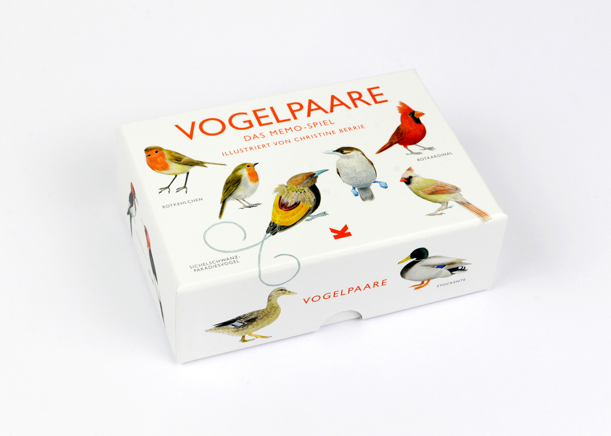 Das Bild zeigt die Schachtel des Memo-Spiels 'Vogelpaare'. Die Box ist weiß mit Illustrationen verschiedener Vogelarten auf der Vorderseite. Oben und in der Mitte steht in roten Buchstaben 'VOGELPAARE - Das Memo-Spiel', illustriert von Christine Berrie.