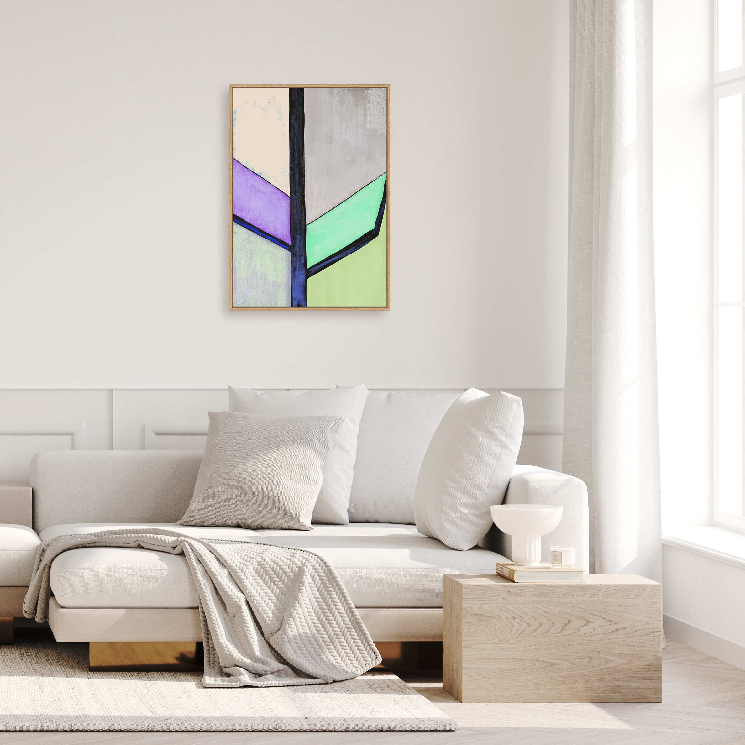 Modernes Leinwandbild mit abstrakten geometrischen Formen in Violett, Mintgrün, Schwarz und Beige hängt über einem hellen Sofa in einem minimalistisch eingerichteten Wohnzimmer. Ein Couchtisch, dekorative Accessoires und ein Fenster mit weißen Vorhängen ergänzen das ruhige, moderne Ambiente.