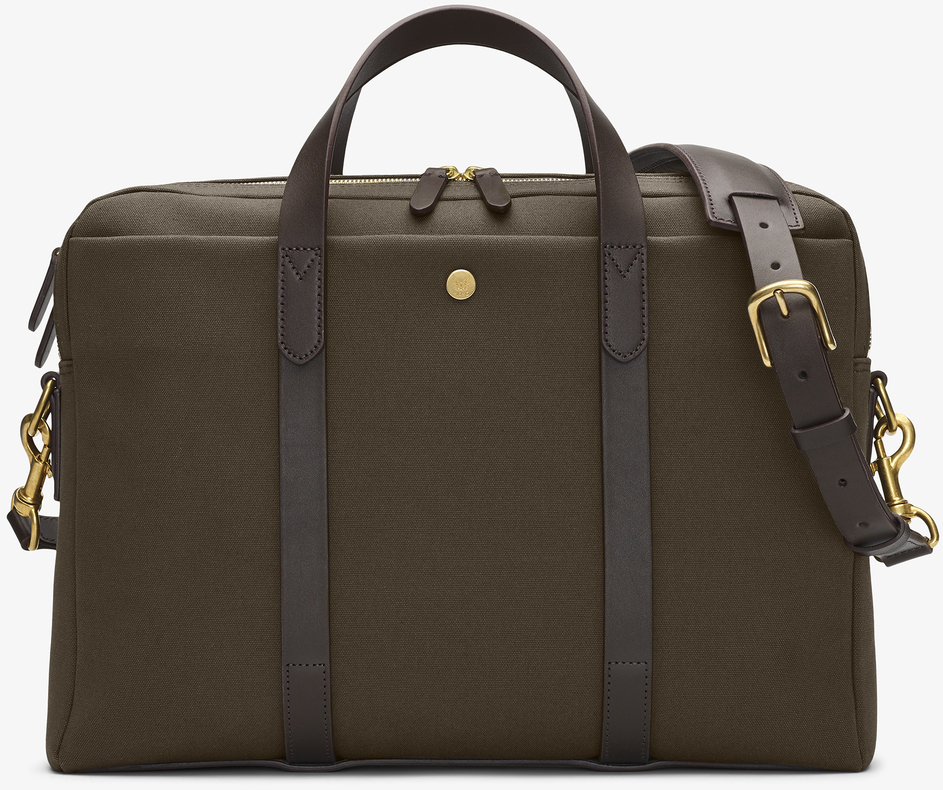 Eine braune Businesstasche »ENDEAVOUR« von Mismo mit schwarzen Lederakzenten und goldenen Metallverschlüssen. Die Tasche hat einen gepolsterten Schultergurt und Tragegriffe.