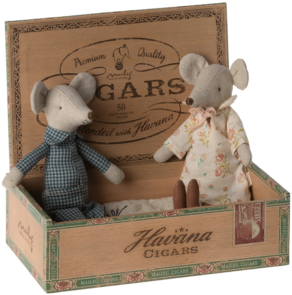 Zwei Stoffmäuse, dargestellt als Oma und Opa, sitzen in einer braunen Zigarrenkiste. Opa Maus trägt ein blau kariertes Outfit, während Oma Maus ein weißes Kleid mit Blumenmuster anhat. Die Szene strahlt eine gemütliche, nostalgische Atmosphäre aus und eignet sich gut als Dekoration oder Spielzeug.