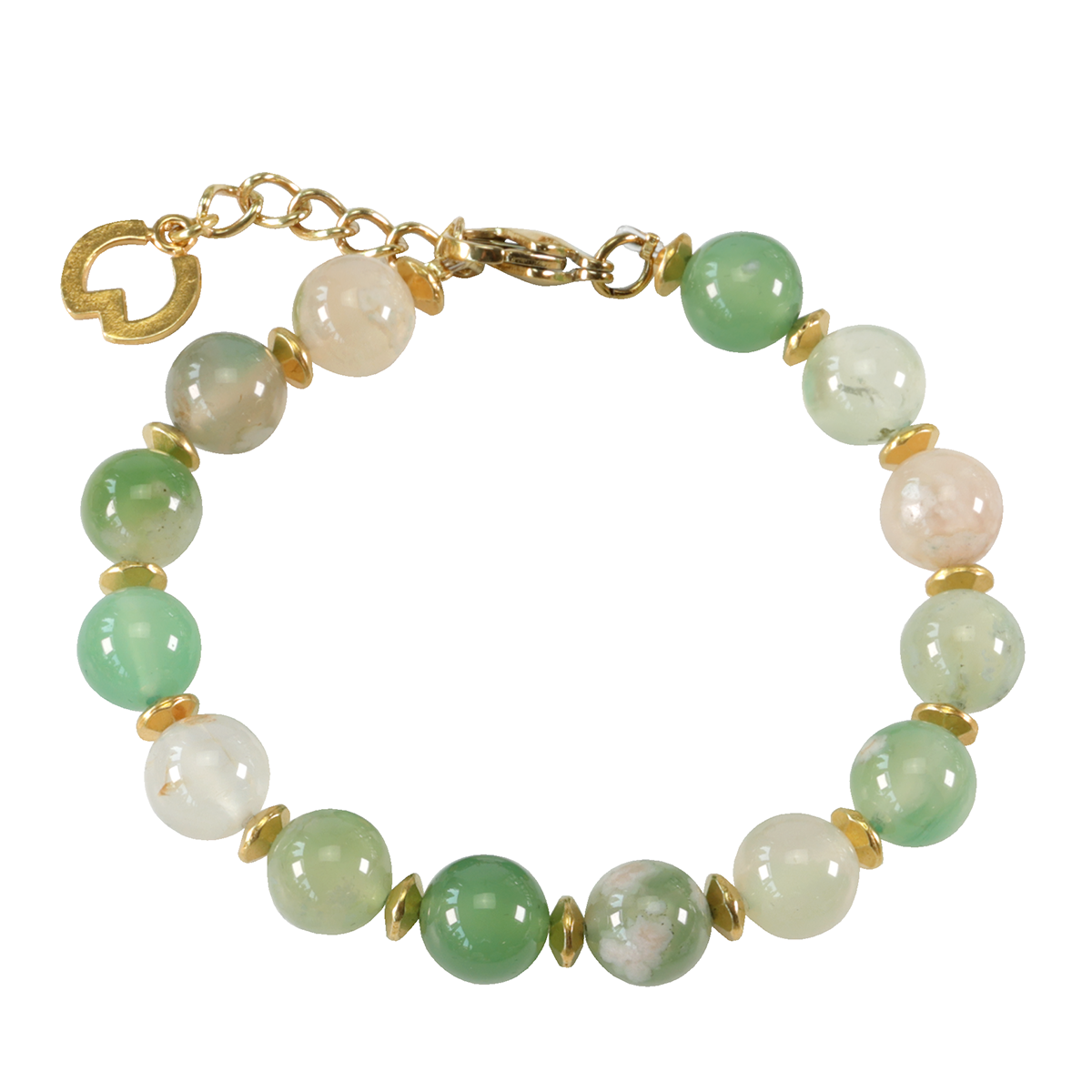 Feines, rundes Perlen-Armband aus unterschiedlich grün und cremefarben schimmernden Achat-Perlen, dazwischen kleine vergoldete Messingscheiben. Das Armband hat einen goldfarbenen Verschluss mit Verlängerungskette und Markencharm – elegant und modern arrangiert.