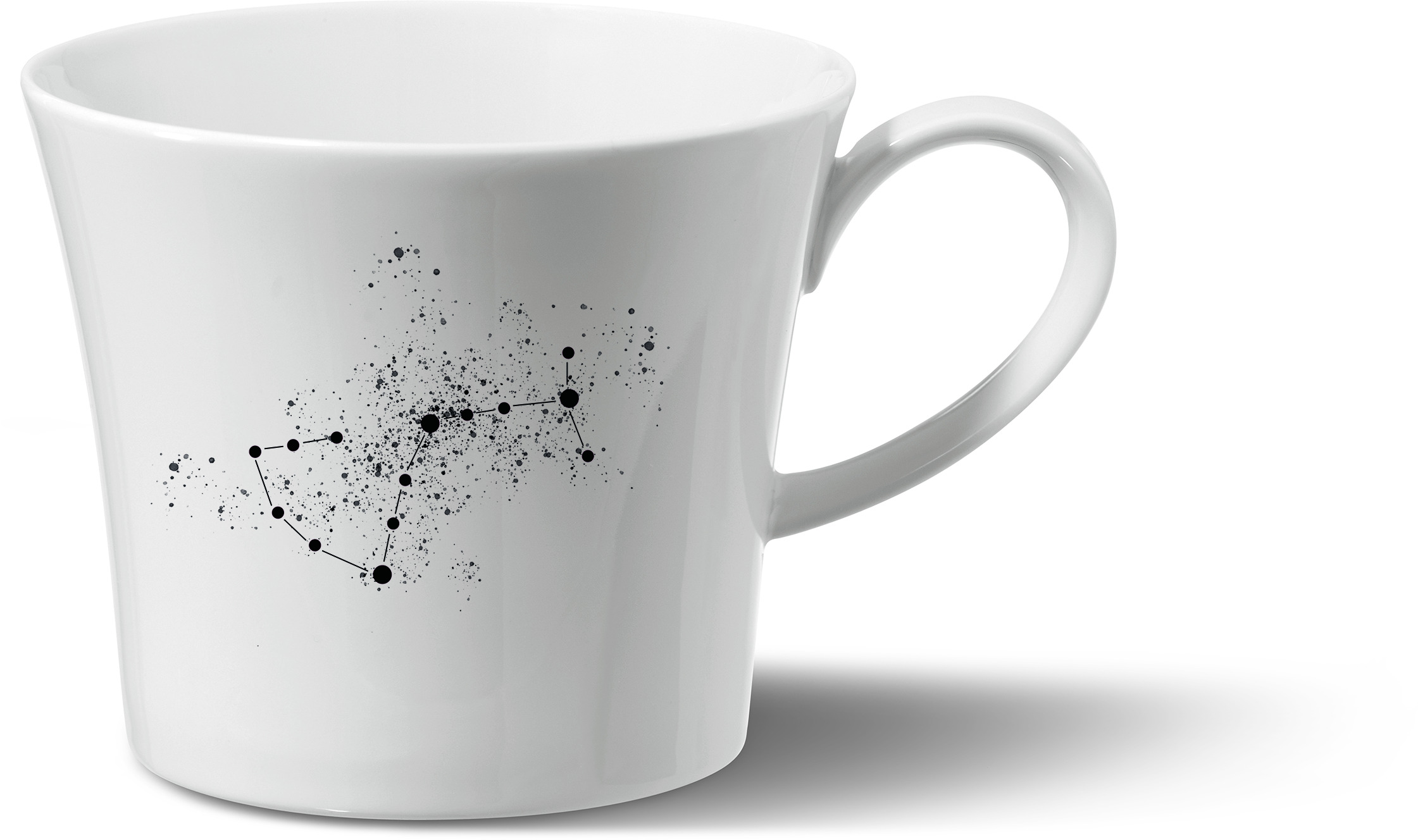 Eine weiße Porzellantasse mit einem schwarzen Sternzeichen-Muster und Konstellationen, ZEIT-Sonderedition Frühstückstasse »Berlin«. Die Tasse hat eine moderne und minimalistische Gestaltung, ideal für Frühstück oder Kaffeepausen.