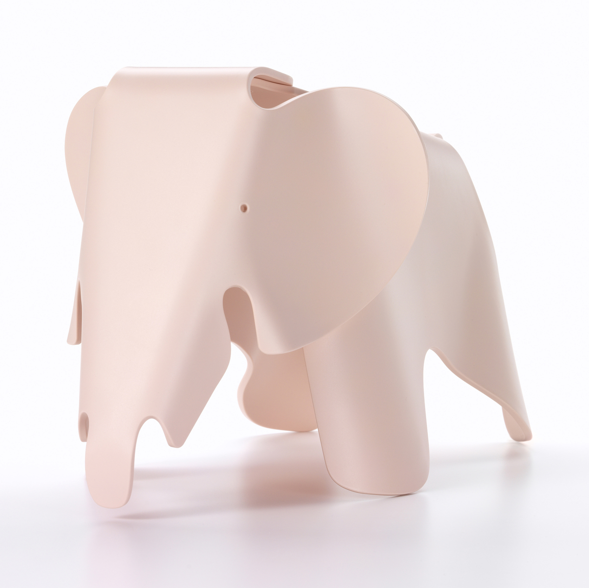 Abbildung des Kinderhockers »Eames Elephant« in Elefantenform und in der Farbe Beige. Der Hocker besteht aus Kunststoff und ist für Kinder geeignet.