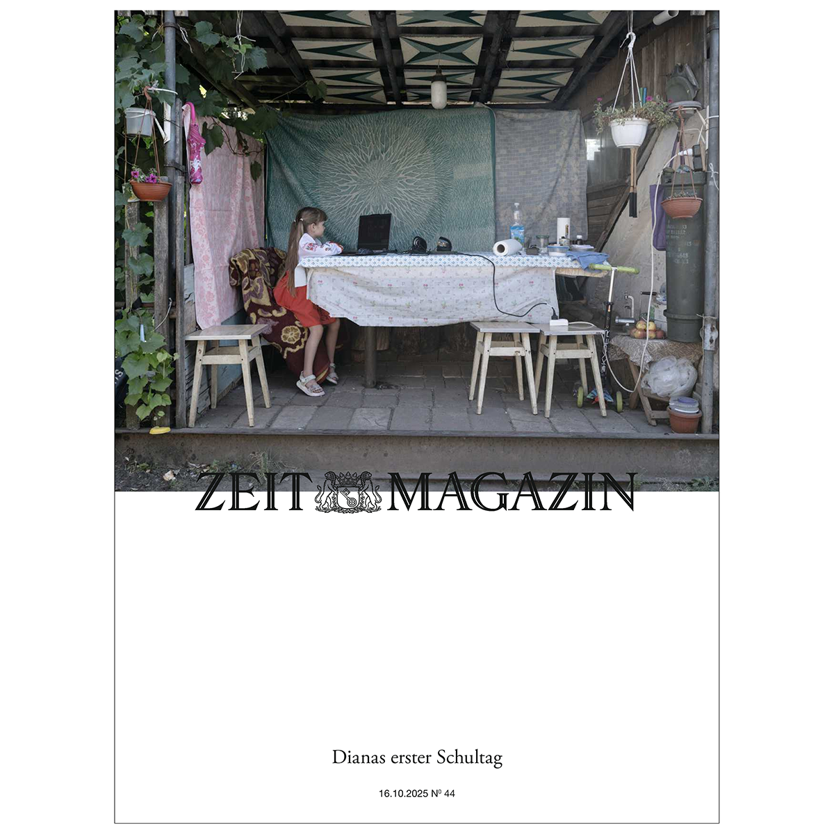 Titelbild des ZEIT Magazins 44/2025 mit einem Fotomotiv: Ein junges Mädchen sitzt an einem Tisch mit Laptop und Schulmaterialien in einem mit Stoffen und Pflanzen dekorierten Gartenpavillon. Der Titel darunter lautet 'Dianas erster Schultag'.