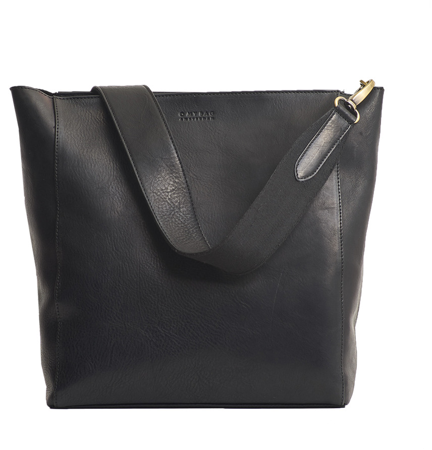 Eine schwarze Lederhandtasche mit minimalistischem Design und Schulterriemen. Die Tasche hat goldene Akzentdetails.