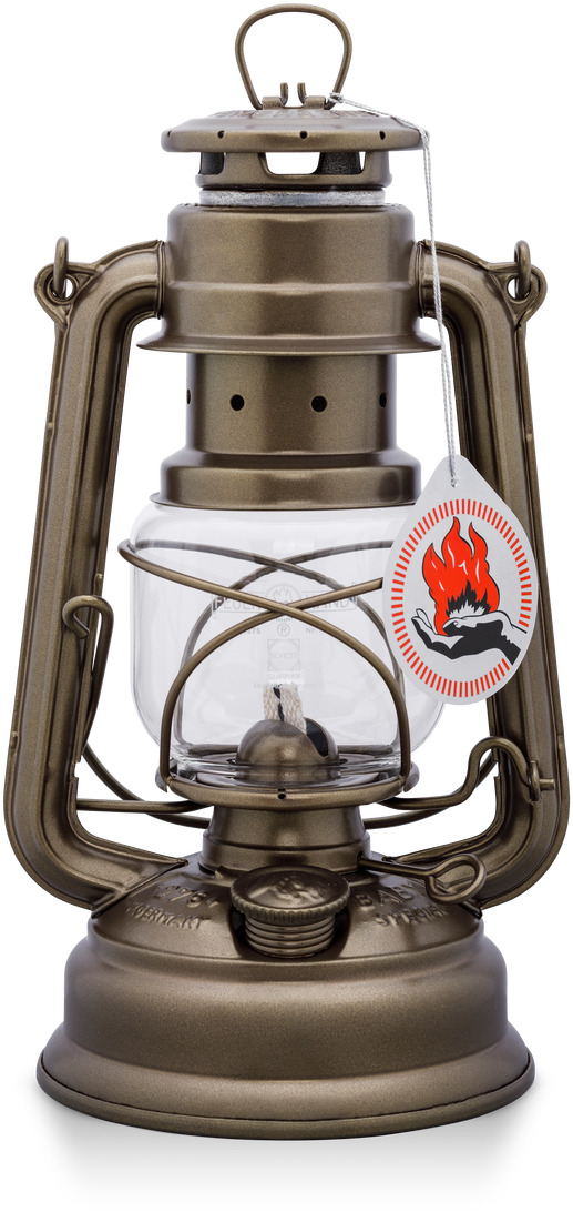 Eine bronzefarbene Sturmlaterne mit Glasgehäuse und einem Henkel oben. Die Laterne hat ein Etikett mit einem Flammensymbol. Sie steht auf einem weißen Hintergrund.
