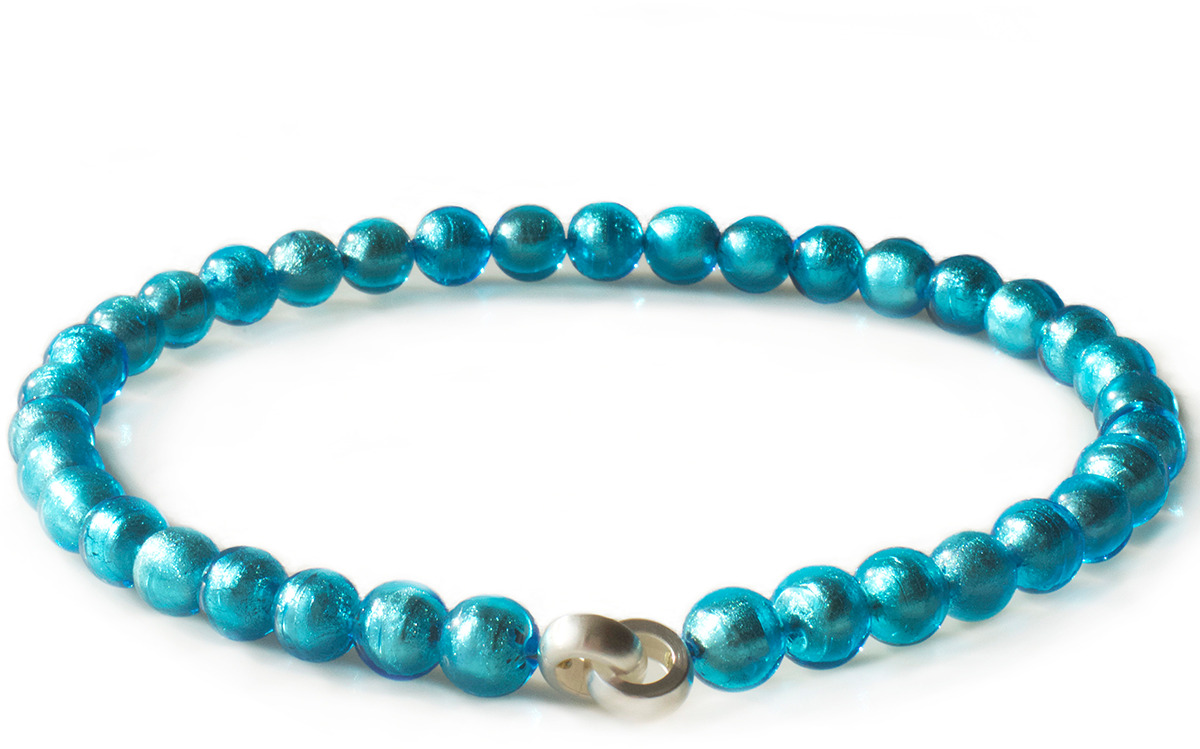 Das Bild zeigt ein türkisfarbenes Collier aus Muranoglasperlen in gleichmäßiger Rundung. Die Perlen sind brillant glänzend, dazwischen eine schlichte Schließe aus 925er-Silber. Das Schmuckstück ist in klaren Blautönen gehalten und wirkt modern sowie hochwertig.