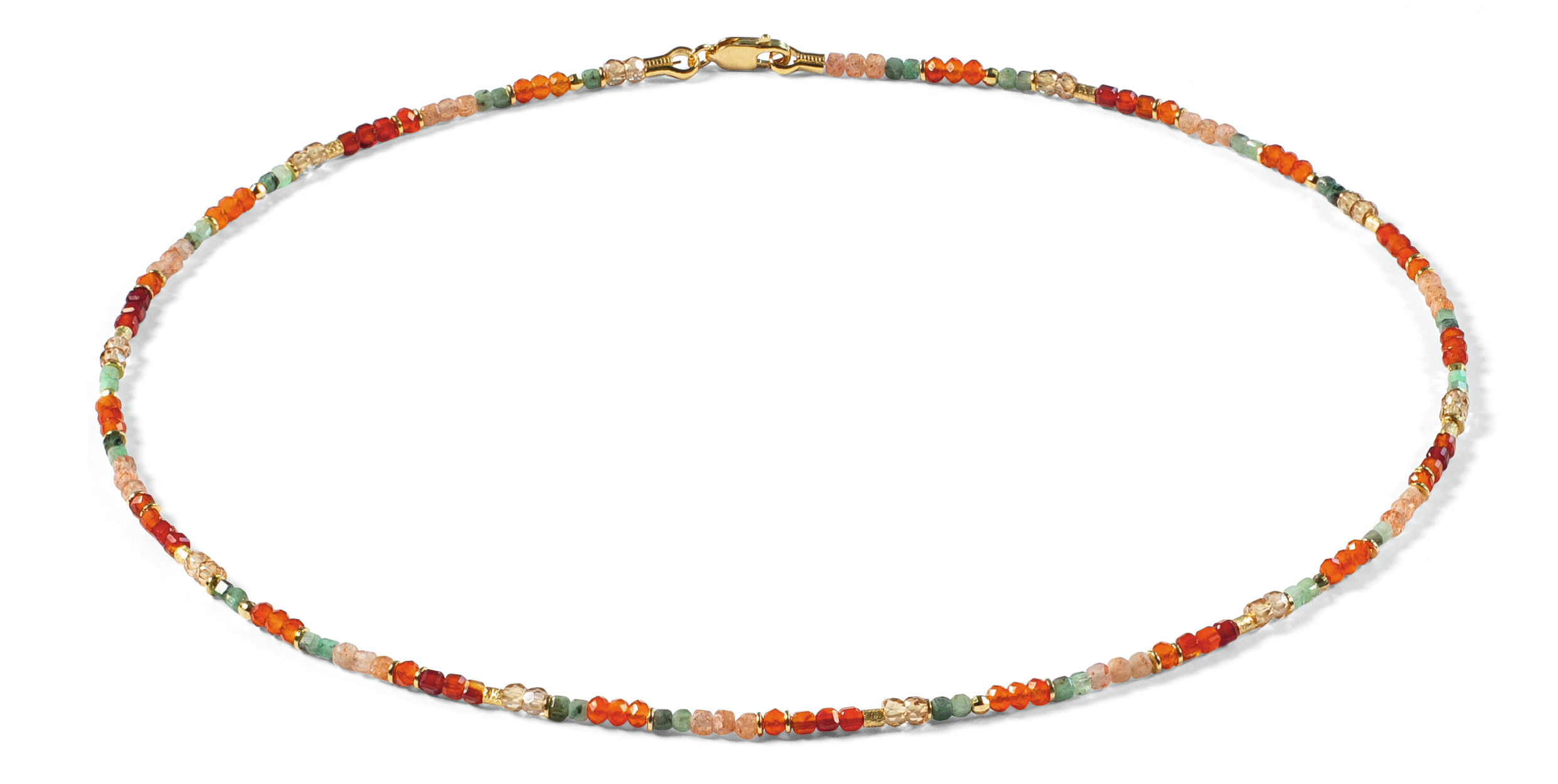 Feine, bunte Halskette mit kleinen Perlen in Orange-, Rot-, Grün- und Goldtönen sowie einem goldfarbenen Verschluss, fotografiert auf weißem Hintergrund. Das Schmuckstück wirkt sommerlich, leicht und modern.