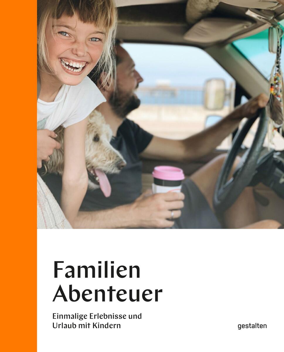 Ein Buchcover mit dem Titel 'Familienabenteuer' zeigt eine lachende Frau und ein Kind im Auto. Der Text auf dem Cover lautet: 'Einmalige Erlebnisse und Urlaub mit Kindern'.