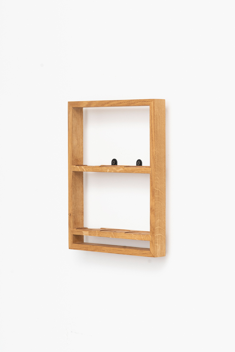 Minimalistisches Gewürzregal aus Holz mit zwei Regalfächern und einer kleinen Leiste an der Unterseite. Geeignet zur Befestigung an der Wand.