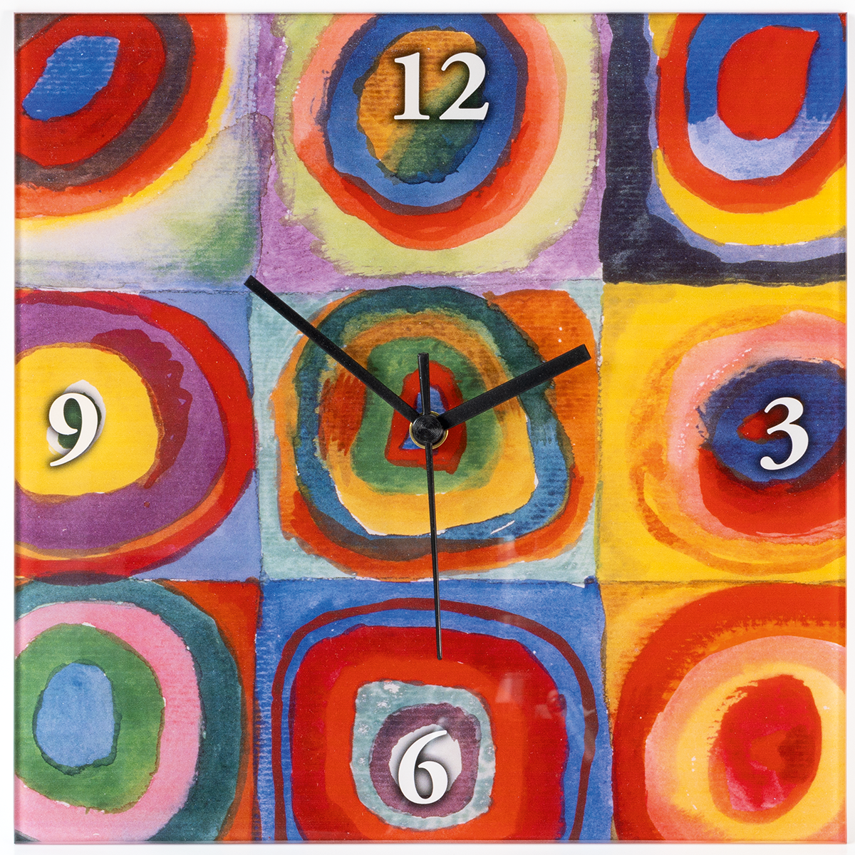 Quadratische Wanduhr aus Glas mit abstraktem, farbintensivem Motiv nach Kandinskys „Farbstudie Quadrate“. Zahlreiche farbige, konzentrische Kreise in leuchtenden Rot-, Blau-, Gelb- und Grüntönen, silberfarbene Zeiger und arabische Zahlen auf 3, 6, 9 und 12 Uhr.