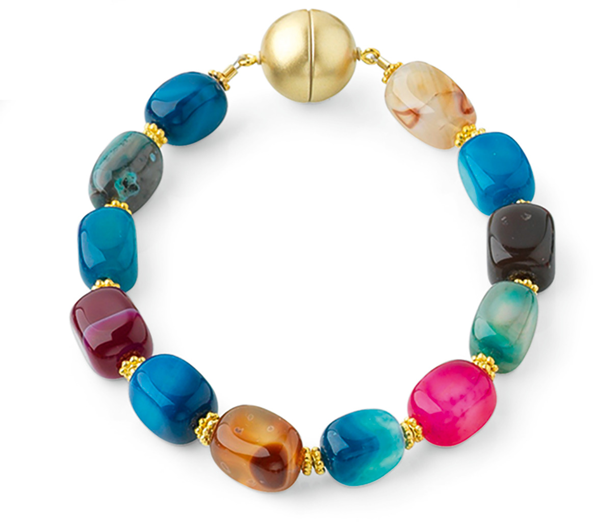 Ein farbenfrohes Armband mit verschiedenen Halbedelsteinen in Blau-, Türkis-, Pink-, Weinrot-, Gold- und Brauntönen. Die Steine sind abwechselnd angeordnet und mit goldfarbenen Akzenten versehen.