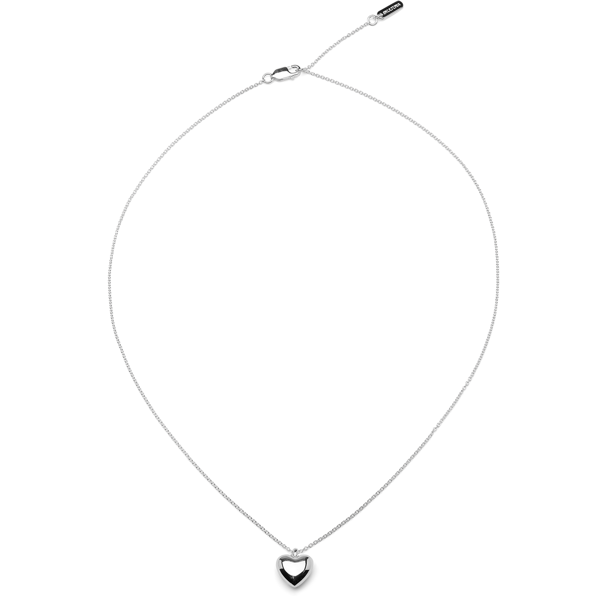 Silbernes Collier mit feiner Kette und Herz-Anhänger, schlicht und elegant. Das Schmuckstück liegt auf weißem Hintergrund, ideal als Geschenk für besondere Anlässe.