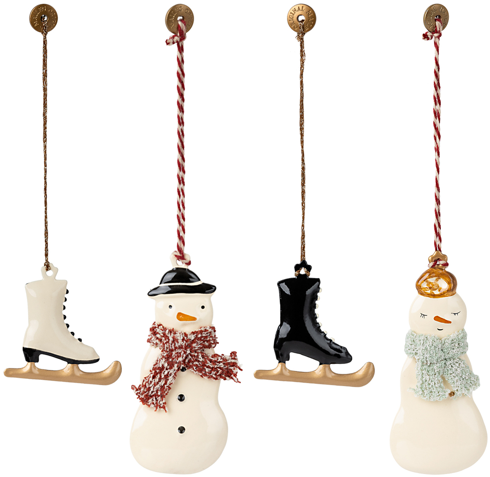Vier oder mehr handgemachte Weihnachtsanhänger aus Keramik im Set »Winter Wunderland«. Die Anhänger zeigen Schneemänner und Schlittschuhe, die an rot-weißen Bändern hängen. Sie sind in den Farben Weiß, Schwarz, Rot, Braun, Grün und Gold gestaltet und eignen sich perfekt als Weihnachtsbaumschmuck.